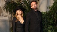 Jennifer Lopez yang baru saja menikah dengan Ben Affleck tampak menghadiri acara Ralph Lauren SS23 Runway Show yang digelar di Huntington Library, Art Collections.  Foto: Getty Images/Amy Sussman