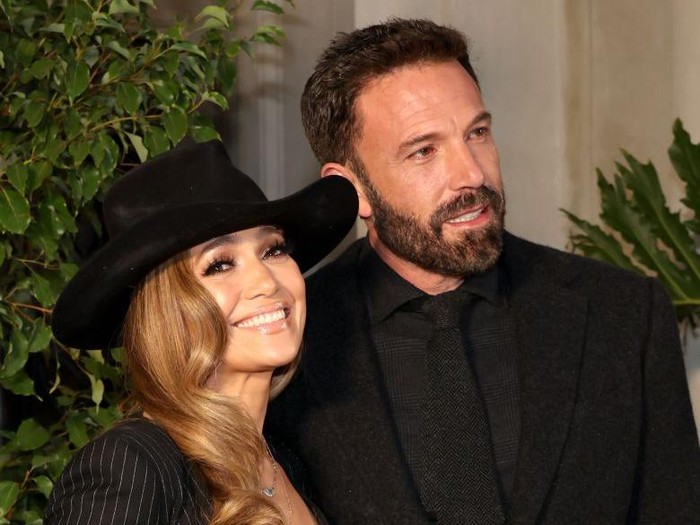 SAN MARINO, CALIFORNIA - OCTOBER 13: (L-R) Jennifer Lopez and Ben Affleck attend the Ralph Lauren SS23 Runway Show at The Huntington Library, Art Collections, and Botanical Gardens on October 13, 2022 in San Marino, California. (Photo by Amy Sussman/Getty Images)