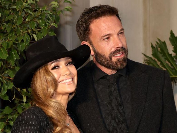 Mesranya Jennifer Lopez dan Ben Affleck, SAN MARINO, CALIFORNIA - OCTOBER 13: (L-R) Jennifer Lopez and Ben Affleck attend the Ralph Lauren SS23 Runway Show at The Huntington Library, Art Collections, and Botanical Gardens on October 13, 2022 in San Marino, California. (Photo by Amy Sussman/Getty Images)