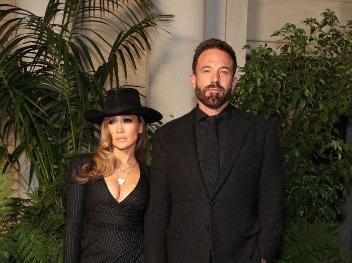 SAN MARINO, CALIFORNIA - OCTOBER 13: (L-R) Jennifer Lopez and Ben Affleck attend the Ralph Lauren SS23 Runway Show at The Huntington Library, Art Collections, and Botanical Gardens on October 13, 2022 in San Marino, California. (Photo by Amy Sussman/Getty Images)