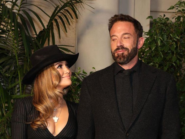 SAN MARINO, CALIFORNIA - OCTOBER 13: (L-R) Jennifer Lopez and Ben Affleck attend the Ralph Lauren SS23 Runway Show at The Huntington Library, Art Collections, and Botanical Gardens on October 13, 2022 in San Marino, California. (Photo by Amy Sussman/Getty Images)