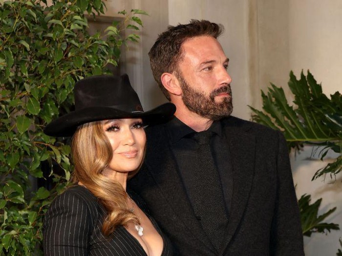 SAN MARINO, CALIFORNIA - OCTOBER 13: (L-R) Jennifer Lopez and Ben Affleck attend the Ralph Lauren SS23 Runway Show at The Huntington Library, Art Collections, and Botanical Gardens on October 13, 2022 in San Marino, California. (Photo by Amy Sussman/Getty Images)