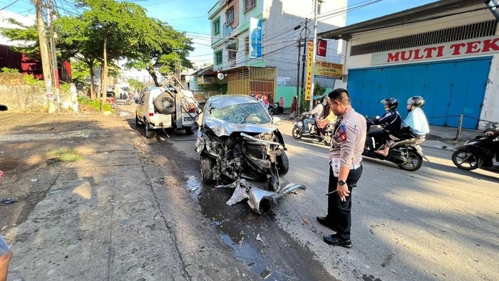 Sebuah minibus tabrak tukang sapu di Makassar, Sulawesi Selatan pada Jumat (14/10/2022). Korban berjumlah dua orang yang sedang berboncengan sepeda motor.