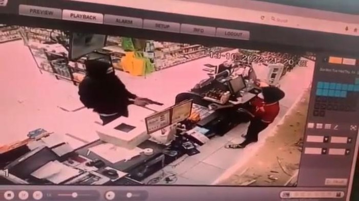 Minimarket di Kecamatan Maja, Lebak, Banten, dirampok orang tak dikenal. Perampok itu juga menodongkan senjata airsof kepada karyawan minimarket.