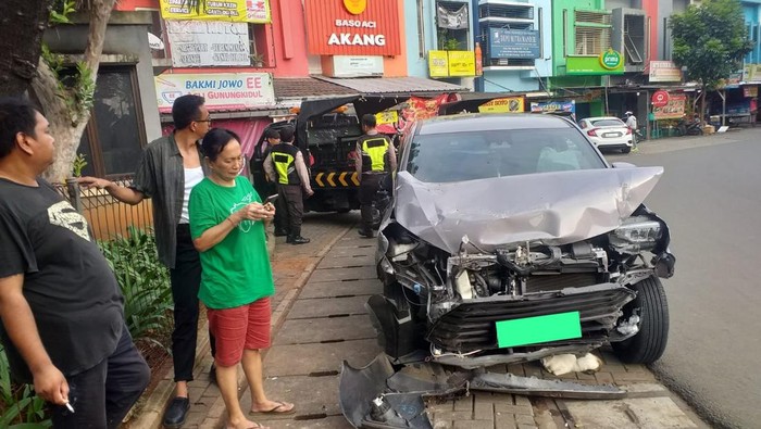 Mobil ringsek usai tabrak tembok di Tangerang