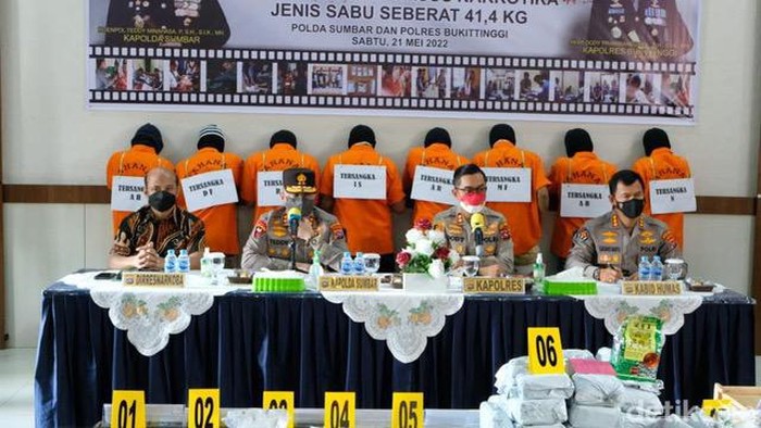 Momen Irjen Teddy Minahasa ungkap kasus 41,4 kg sabu di Polres Bukittinggi. Momen Irjen Teddy Minahasa ungkap kasus 41,4 kg sabu di Polres Bukittinggi.