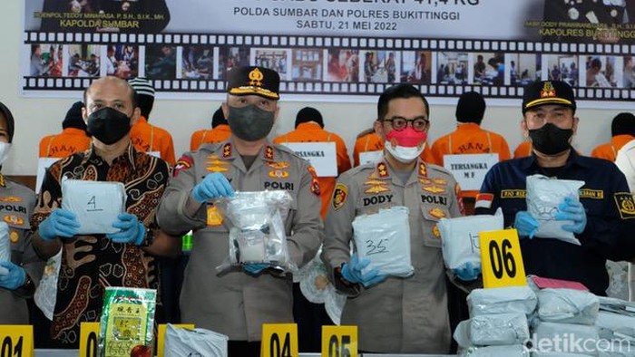 Momen Irjen Teddy Minahasa ungkap kasus 41,4 kg sabu di Polres Bukittinggi.