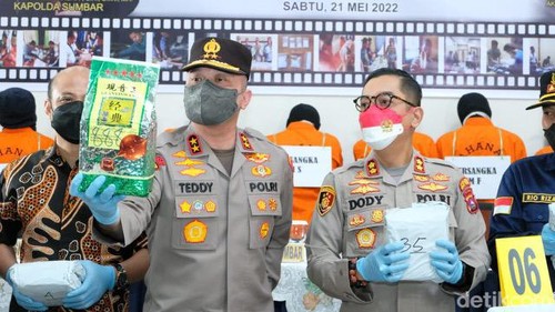 Momen Irjen Teddy Minahasa ungkap kasus 41,4 kg sabu di Polres Bukittinggi.