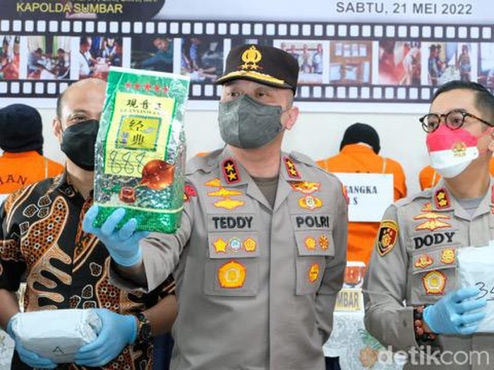 Momen Irjen Teddy Minahasa ungkap kasus 41,4 kg sabu di Polres Bukittinggi.