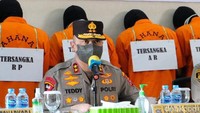 Sebanyak delapan orang juga turut ditangkap. Irjen Teddy menyebut, mereka semua akan dihukum berat, maksimal hukuman mati. (Foto: Jeka Kampai/detikSumut)