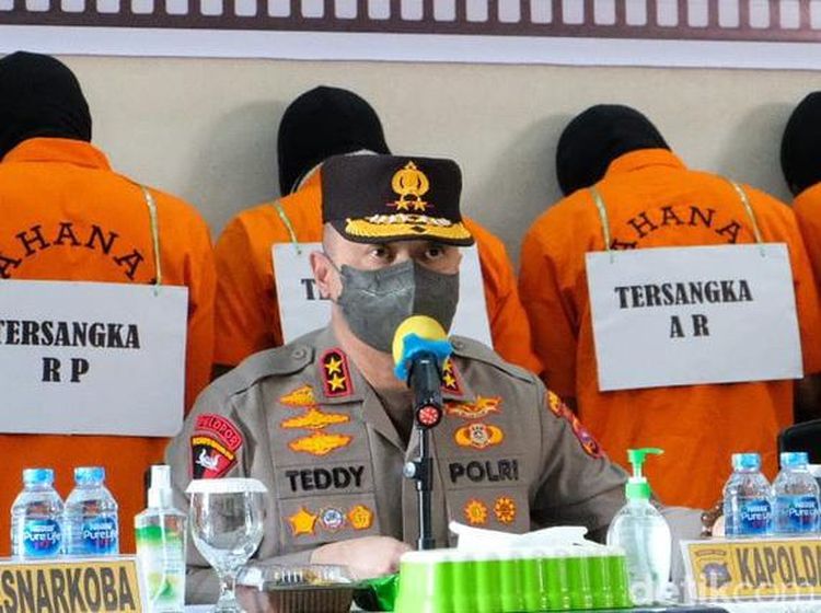 Lihat lagi Momen Teddy Minahasa Ungkap Kasus 41,4 Kg Sabu di Bukittinggi