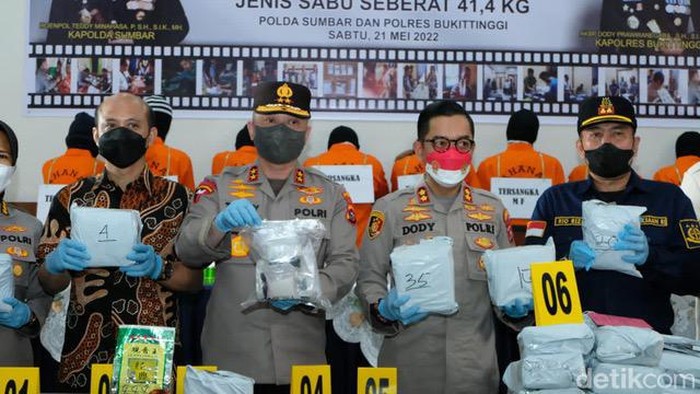 Momen Irjen Teddy Minahasa ungkap kasus 41,4 kg sabu di Polres Bukittinggi.