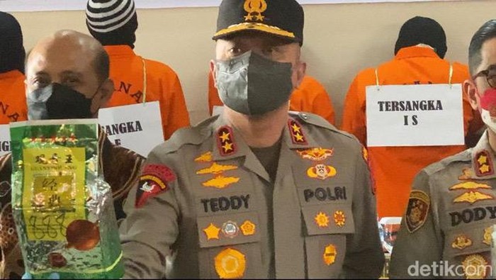 Momen Irjen Teddy Minahasa ungkap kasus 41,4 kg sabu di Polres Bukittinggi.