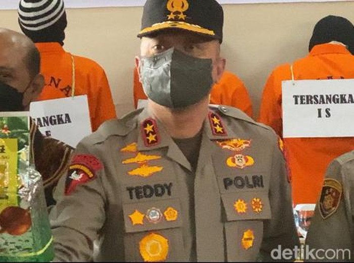 Momen Irjen Teddy Minahasa ungkap kasus 41,4 kg sabu di Polres Bukittinggi.