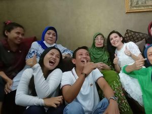 Rieke Diah Pitaloka saat Jenguk Nani Wijaya: Bulan Depan Emak Kawin Lagi