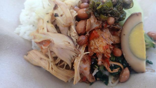 Nasi ayam betutu untuk disajikan oleh Wayan Herman (41) pada Sabtu (15/10/2022) didepan Kantor Dinas Kebudayaan Provinsi Bali, Jalan Ir. H. Juanda No. 1 Renon, Bali.