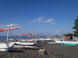 Nelayan Ujung Pesisi Karangasem Nekat Melaut meski Cuaca Ekstrem