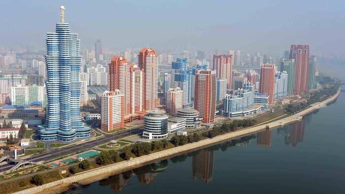 Nggak Nyangka! Bangunan Arsitektur Unik Ini Ada di Korea Utara A view of the completed Mirae Scientists Street, in this undated photo released by North Korea's Korean Central News Agency (KCNA) in Pyongyang on October 21, 2015.REUTERS/KCNA ATTENTION EDITORS - THIS PICTURE WAS PROVIDED BY A THIRD PARTY. REUTERS IS UNABLE TO INDEPENDENTLY VERIFY THE AUTHENTICITY, CONTENT, LOCATION OR DATE OF THIS IMAGE. FOR EDITORIAL USE ONLY. NOT FOR SALE FOR MARKETING OR ADVERTISING CAMPAIGNS. THIS PICTURE IS DISTRIBUTED EXACTLY AS RECEIVED BY REUTERS, AS A SERVICE TO CLIENTS. NO THIRD PARTY SALES. SOUTH KOREA OUT. NO COMMERCIAL OR EDITORIAL SALES IN SOUTH KOREA