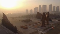 Patung pendiri Korea Utara Kim Il Sung dan mantan pemimpin Kim Jong Il di bukit Mansudae di Pyongyang, Korea Utara. (Reuters/KCNA)