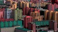 Gedung-gedung tinggi di Pyongyang, Korea Utara, yang penuh warna. (Reuters/KCNA)