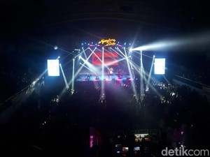 Sing Along Cinta Ini Membunuhku di DBL Arena Surabaya