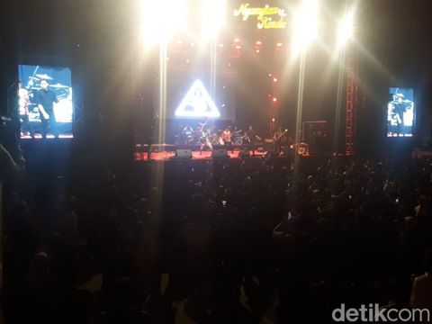 Nyanyian Rindu Surabaya: Teriak Bareng Feast, Pesta Bersama Prontaxan