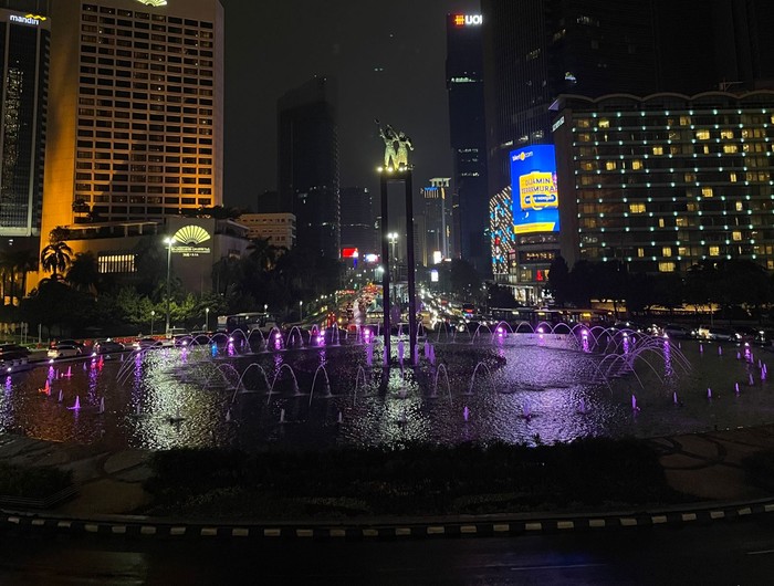 Orang-orang antre untuk foto di Anjungan Halte TransJakarta Bundaran HI.