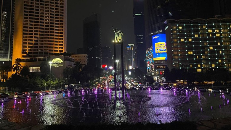 Orang-orang antre untuk foto di Anjungan Halte TransJakarta Bundaran HI. Orang-orang antre untuk foto di Anjungan Halte TransJakarta Bundaran HI.