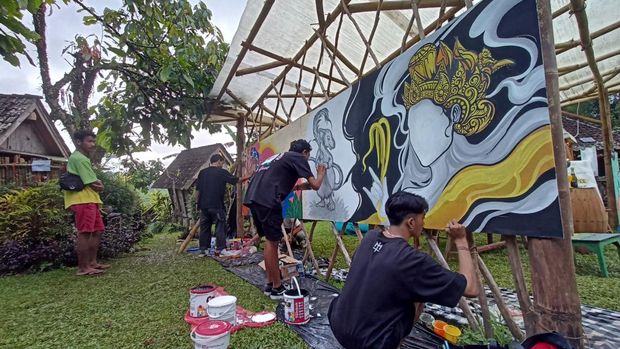 Pameran mural dan art station mewarnai hari pertama FCW di objek wisata Jatiluwih, Tabanan, Bali, Sabtu (15/10/2022).