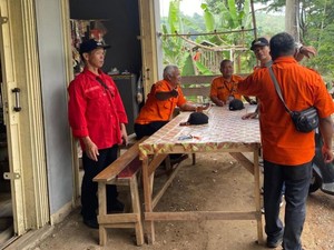 Sang Pahlawan di Cianjur yang Upahnya Tak Seberapa