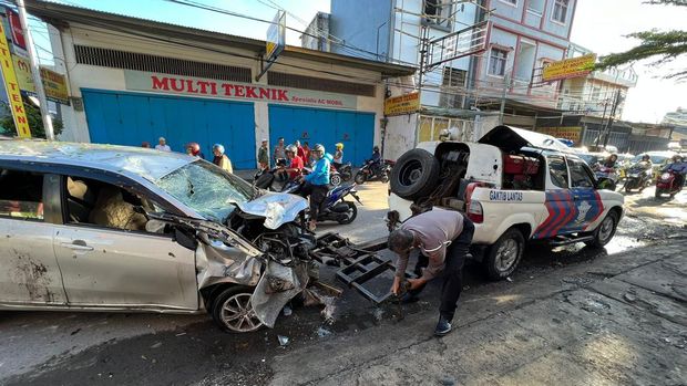 Penampakan minibus yang tabrak 2 tukang sapu jalan hingga tewas di Makassar.