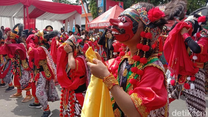 Penari topeng cilik Indramayu