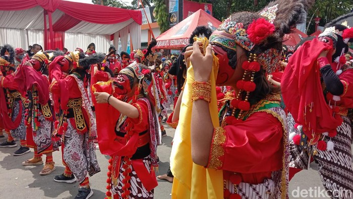 Penari topeng kelana di Indramayu menciptakan Rekor MURI.