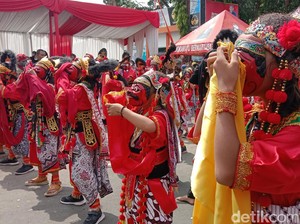 Ribuan Penari Topeng Kelana di Indramayu Bikin Rekor MURI