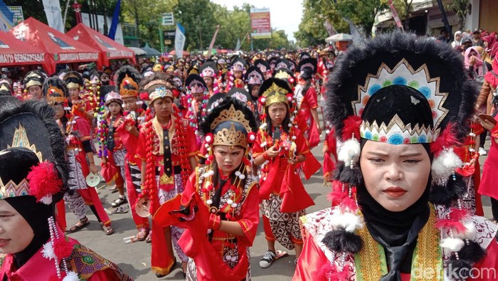 Penari topeng kelana di Indramayu menciptakan Rekor MURI.