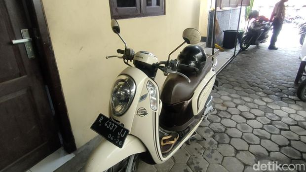 Motor yang ditemukan di Jembatan Srandakan, Kali Progo, DIY. Motor tersebut adalah milik Melinda, mayat mahasiswi di Kali Progo.