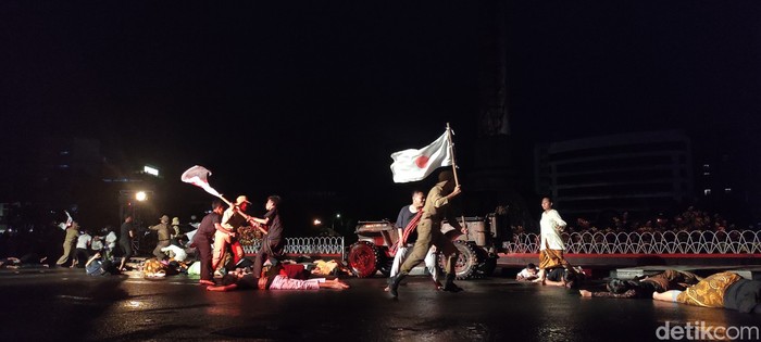 Peringatan Pertempuran Lima Hari Semarang dilakukan dengan teatrikal di Tugu Muda, Jumat (14/10/2022) malam.