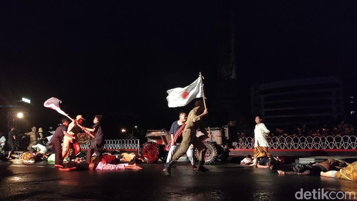 Peringatan Pertempuran Lima Hari Semarang dilakukan dengan teatrikal di Tugu Muda, Jumat (14/10/2022) malam.