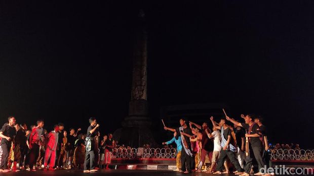 Peringatan Pertempuran Lima Hari Semarang dilakukan dengan teatrikal di Tugu Muda, Jumat (14/10/2022) malam.