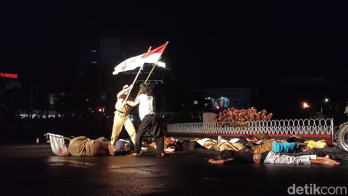 Peringatan Pertempuran Lima Hari Semarang dilakukan dengan teatrikal di Tugu Muda, Jumat (14/10/2022) malam.