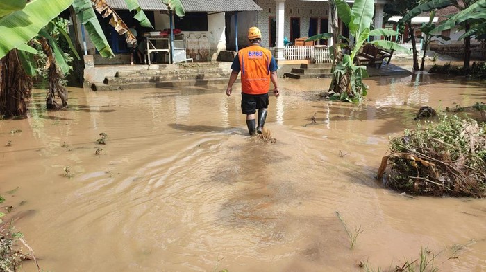 Personel BPBD berjibaku membersihkan rumah warga Malang