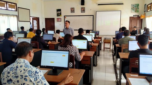 Peserta calon anggota Panwascam Jembrana mengikuti tes CAT di Gedung SMAN 2 Negara, Sabtu (15/10/2022).