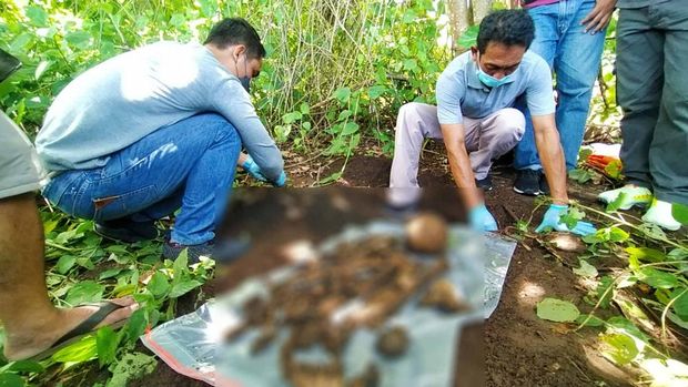 Petugas Inafis Polres Jembrana melakukan identifikasi temuan kerangka tulang manusia, di Dusun Rening, Desa Cupel, Kecamatan Nagara, Kabupaten Jembrana, Bali, Sabtu (15/10/2022).