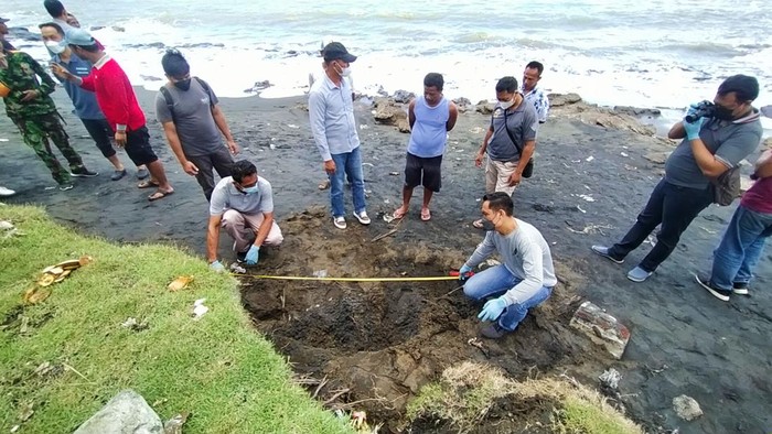 Petugas Inafis Polres Jembrana melakukan identifikasi temuan kerangka tulang manusia, di Dusun Rening, Desa Cupel, Kecamatan Nagara, Kabupaten Jembrana, Bali, Sabtu (15/10/2022).