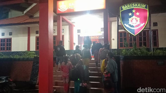 Polisi membawa para PMI dan penampung ke Polresta Tanjungpinang usai melakukan penggerebekan.