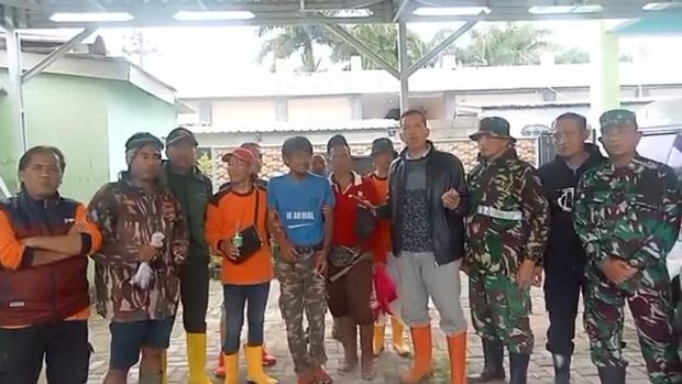 Proses evakuasi Lukman Suwandi (35) usai turun dari pohon pinus setinggi 20 meter, Sabtu (15/10/2022).