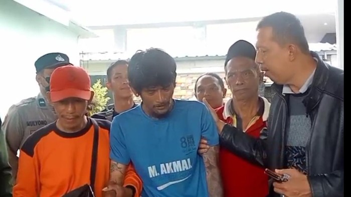 Proses evakuasi Lukman Suwandi (35) usai turun dari pohon pinus setinggi 20 meter, Sabtu (15/10/2022).