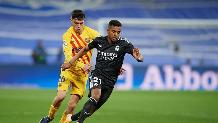 Rodrygo Goes of Real Madrid and Pedri of Barcelona compete for the ball during the La Liga Santander match between Real Madrid CF and FC Barcelona at Estadio Santiago Bernabeu on March 20, 2022 in Madrid, Spain. (Photo by Jose Breton/Pics Action/NurPhoto via Getty Images)