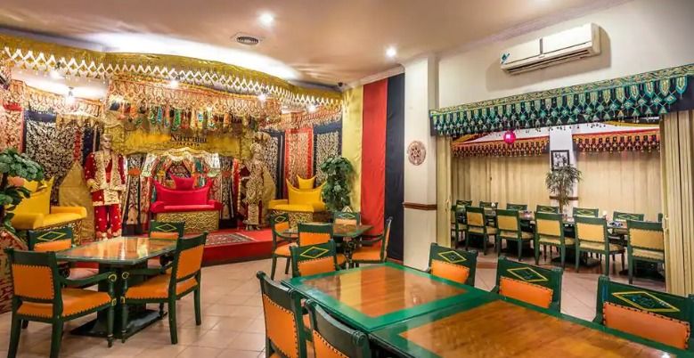 5 RM Padang Legendaris Ini Cocok untuk Makan Enak Bareng Keluarga