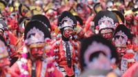 Sejumlah penari memainkan tarian Topeng Klana saat pencatatan rekor Museum Rekor Dunia Indonesia (MURI) di Indramayu, Jawa Barat, Sabtu (15/10/2022).  